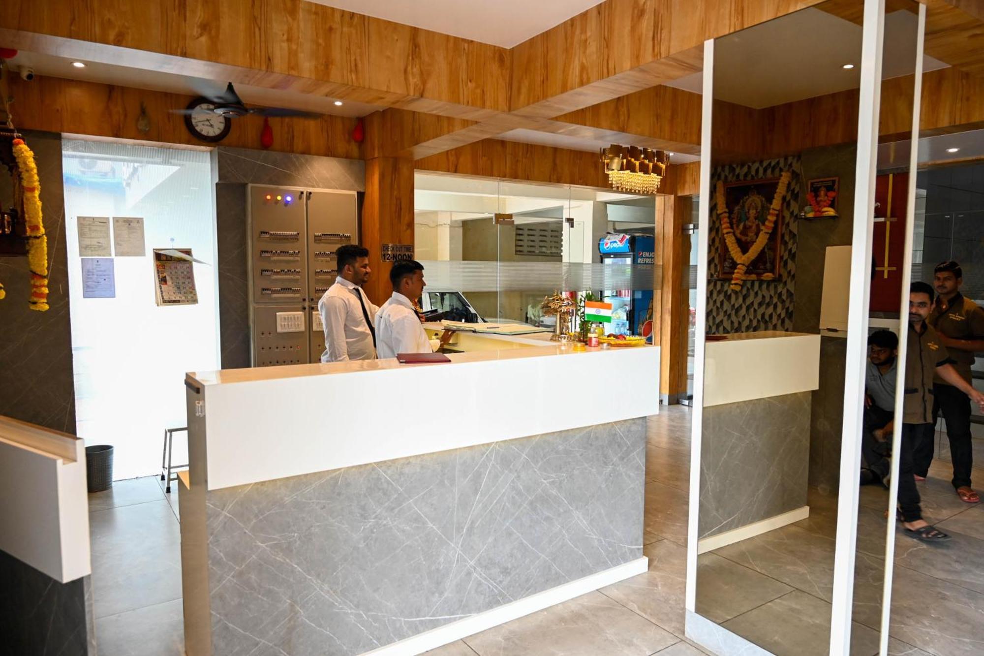 מלון נאווי מומבאי Adiraj Residency מראה חיצוני תמונה